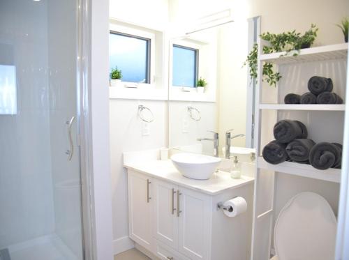 Baðherbergi á Centrally Located Modern Suite