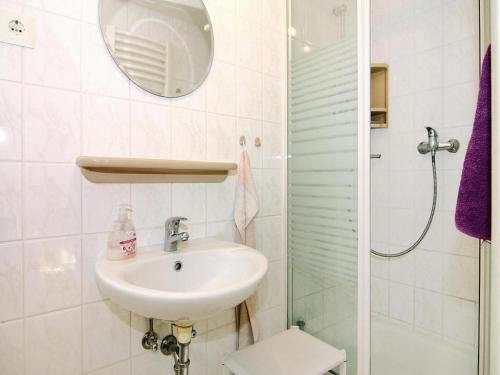 ein Badezimmer mit Waschbecken und Dusche in der Unterkunft Ferienwohnung, Lohme in Lohme