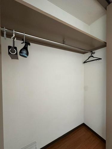 an empty room with lights on the wall at ハレノヒハクシマ in Ōsukachō