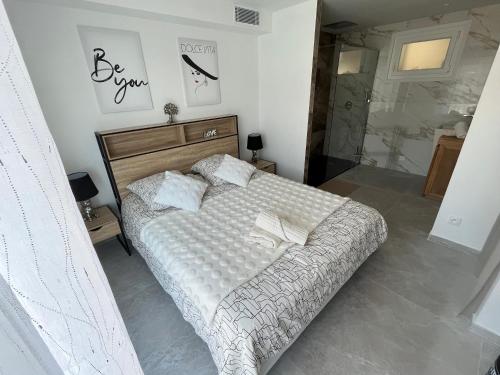 une chambre avec un lit et une douche à l'italienne dans l'établissement charmante villa, à Saint-Martin-du-Var