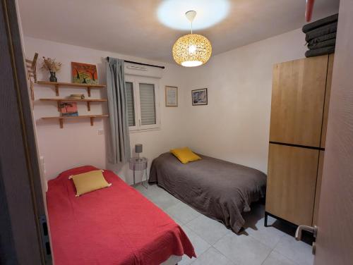 une chambre avec deux lits dans une pièce dans l'établissement Appartement douillet avec jardin pour 4 personnes, à Cauro