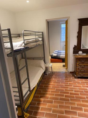 une chambre avec deux lits superposés et un miroir dans l'établissement Appart 2 Ch et 1 traversante avec terrasse et jardin proche plage, à Bandol