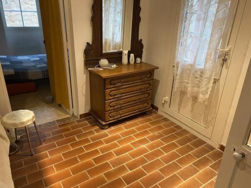 une chambre avec une commode et une chambre avec une autre chambre dans l'établissement Appart 2 Ch et 1 traversante avec terrasse et jardin proche plage, à Bandol