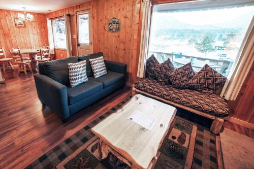 Χώρος καθιστικού στο Lazy R Cottages- 8 cabin