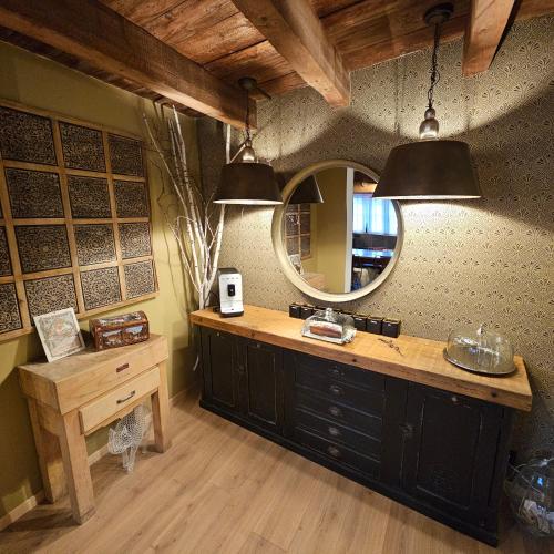 une salle de bain avec une vanité avec un miroir et un lavabo dans l'établissement La Grange du couvent B&B, à Ribeauvillé