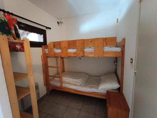 - une chambre avec 2 lits superposés et un escalier dans l'établissement Résidence Ferme D'augustin - Batiment I - Studio pour 2/4 personnes - Skis aux pieds MAE-9084, à Montgenèvre