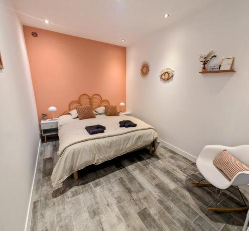 une chambre avec un grand lit et deux chaises dans l'établissement Le Cigalon - Terrasse & Climatisation - Les Frères de la Loc', à Marseille