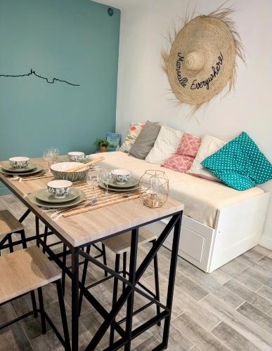 un salon avec une table et un canapé dans l'établissement Le Cigalon - Terrasse & Climatisation - Les Frères de la Loc', à Marseille