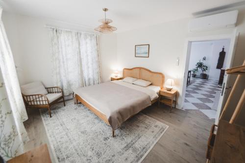 una camera da letto con un letto e una sedia di Newly Built Family Villa with a Jacuzzi a Sopot