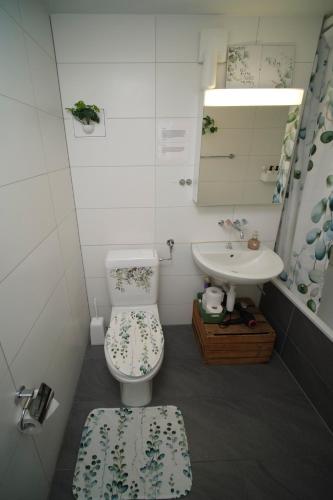 Bilik mandi di Doppelzimmer bei Natur & Events