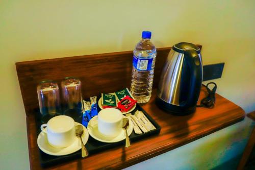 Příslušenství pro přípravu čaje a kávy v ubytování Reheboth Hotel