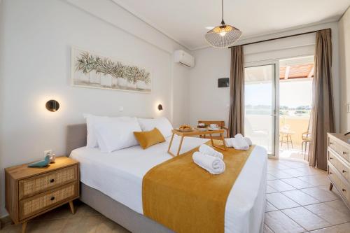 Giường trong phòng chung tại Koralia's Villas