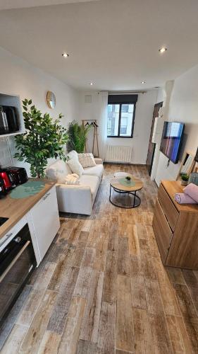 un salon avec un canapé et une table dans l'établissement comfortable studio in Bezons, à Bezons