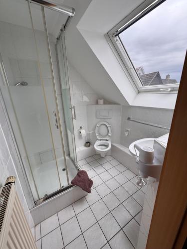 a bathroom with a shower and a toilet at Gasthof Hirschkeller in Göppingen
