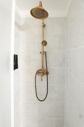 une douche avec pommeau de douche dans une salle de bain dans l'établissement HARRY POTTER - GameRoom - La Quete du Sorcier - Experience Magique a Carcassonne, à Carcassonne