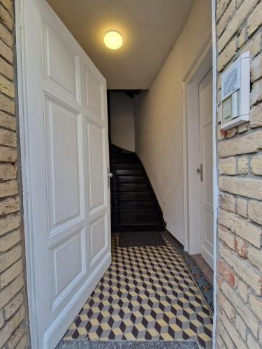 a hallway with a white door and a checkered floor at Ferienwohnung in Ehrenbreitstein in Koblenz