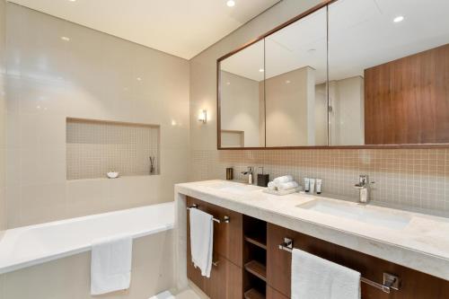 Kupatilo u objektu King 2BR With Burj Khalifa View In Boulevard Point