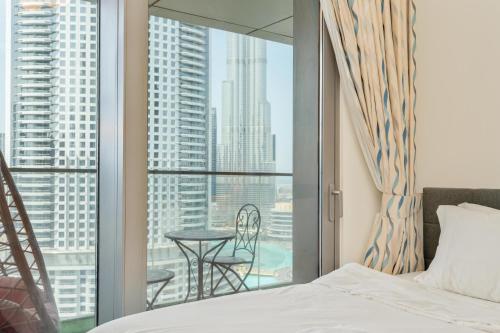 Postel nebo postele na pokoji v ubytování King 2BR With Burj Khalifa View In Boulevard Point