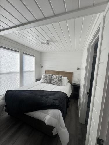 una camera da letto con un letto grande in una stanza bianca di Blue Bliss at Roadrunner Resort a Parker