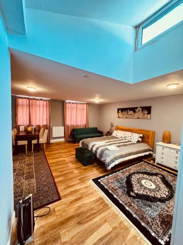 Postel nebo postele na pokoji v ubytování studio flat very closeLHR to LHR