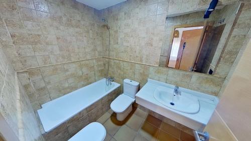 un bagno con vasca, WC e lavandino di Spa balnea Fenix Apartament ad Archena