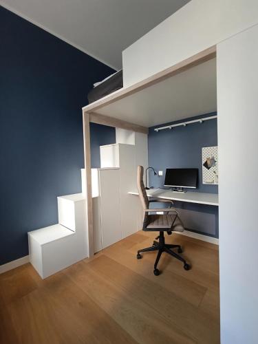 Bright Digital Nomads Loft, AC, Workspace, 24' Monitor, 5 min to Old Town