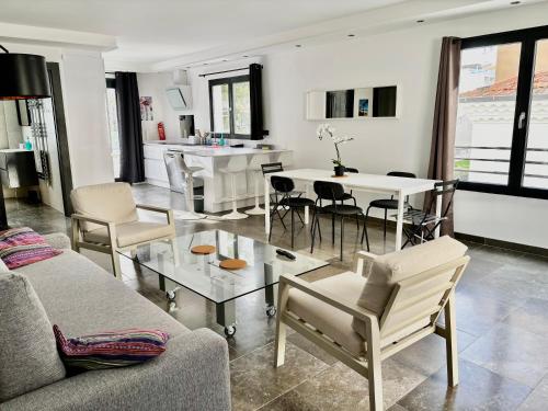 un salon avec un canapé et une table dans l'établissement 70m2, 2 chambres pour 4 Pers avec Terrasses a 200m des Plages, Palmbee Cannes, à Cannes