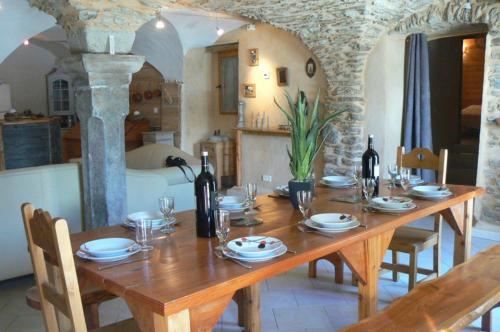 - une table en bois dans une pièce avec salle à manger dans l'établissement Le Chalet d'Elisabeth, à Saint-Véran