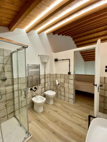 Ένα μπάνιο στο Emerald Apartment