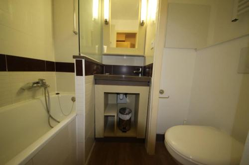 une salle de bain avec toilettes, lavabo et baignoire dans l'établissement Un coin de paradis à Cap Esterel, à Saint-Raphaël