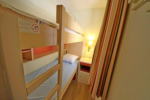 - une petite chambre avec des lits superposés et un petit lit dans l'établissement Un coin de paradis à Cap Esterel, à Saint-Raphaël