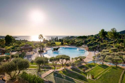 - une vue aérienne sur un parc avec une piscine dans l'établissement Un coin de paradis à Cap Esterel, à Saint-Raphaël