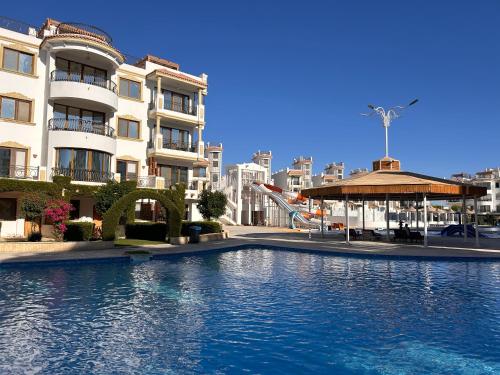 Fotografie z fotogalerie ubytování 3-Bedroom Apartment on the Ground Floor with Pool View, Personal Garden Area, Backyard, and Free Beach Access in Sharm Hills Resort v destinaci Sharm El Sheikh