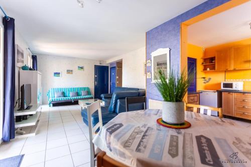 Il comprend une cuisine et un salon avec une table. dans l'établissement La Terrasse d'Azur - Vue sur la mer, à Lapalme