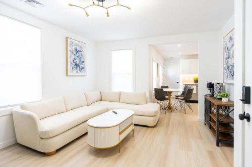Una sala de estar blanca con un sofá blanco y una mesa. en Luxury 2 Bed 2 Bath East Boston, en Boston