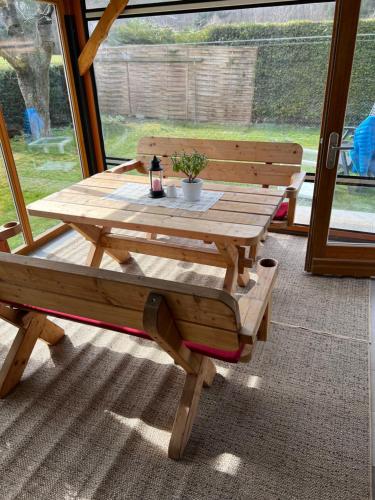 Ruang duduk di Ferienhaus Erfurt-gemütlich-sonnig-Küche-Bad-Garten-Parken-Pool-Sauna-WLAN-CaroGrün