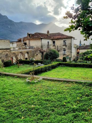 an old house in a field of green grass at LIMO to Host in Roccaromana