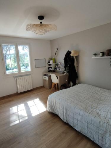 une chambre avec un lit et un bureau dans l'établissement Villa à louer 12 personnes - Le Muy, au Muy