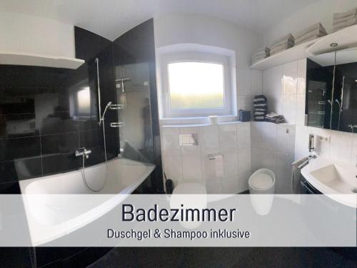 a bathroom with a tub and a toilet and a sink at PENTHOUSE - 3 Schlafzimmer- sonnige Dachterrasse -Whirlpool & Alpenblick - Perfekt für Romantik oder Familienurlaub mit Kind, Hund willkommen - by FerienWohnenAmSee - in Überlingen