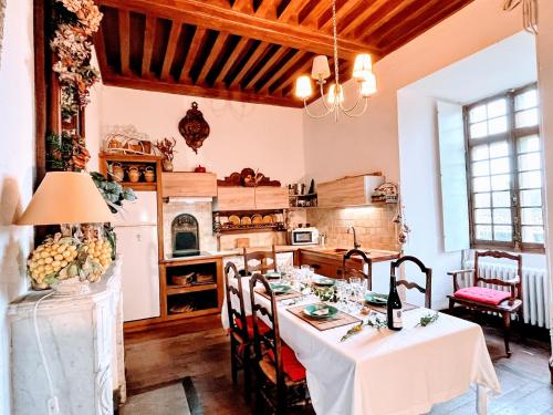 une cuisine avec une table et un chiffon de table blanc dans l'établissement Appartement avec 4 lits au Château, à Valence