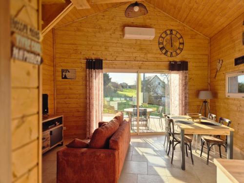un salon avec un canapé et une table dans l'établissement Le chalet du bord de Saône, à Apremont