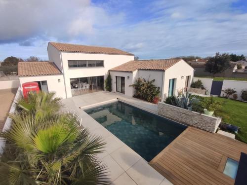 une image d'une maison avec piscine dans l'établissement La villa du bonheur, à Puilboreau