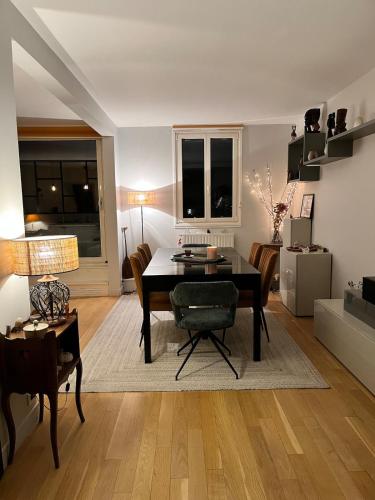 un salon avec une table et des chaises de salle à manger dans l'établissement cozy apartment - 9 min from Palace of Versailles, à Le Chesnay