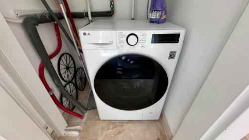 a washing machine in a corner of a room at Design Apartment im alten Schloss Deidesheim in Deidesheim