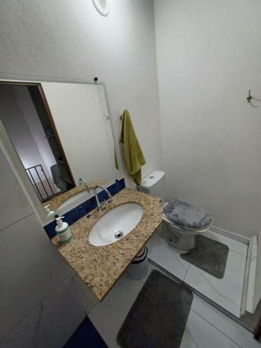 a bathroom with a sink and a toilet at Um quarto com banheiro privativo in Sao Paulo