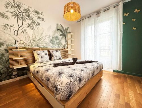 une chambre avec un lit dans une pièce dans l'établissement Bird Disney 4mn-Train 6mn -Private parking- PARIS, à Serris