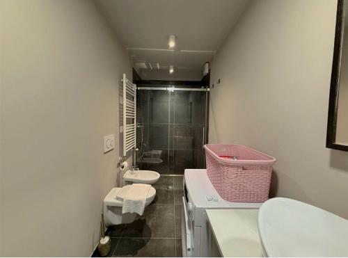 a small bathroom with two toilets and a shower at Casbah, suites nel cuore di Menaggio in Menaggio