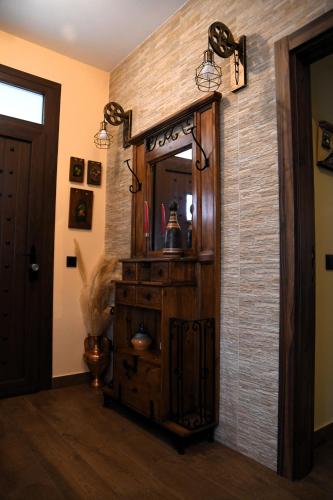 a room with a mirror on a wall at En K La Cristi in Torija