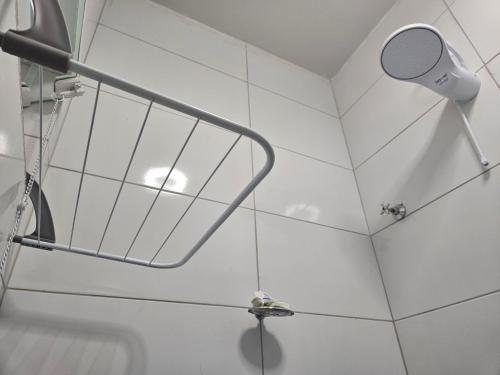 a shower with a shower head in a bathroom at Apartamento para aproveitar a praia in Praia Grande