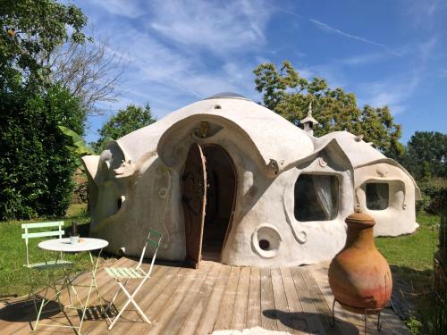 une maison avec un vase, une table et des chaises dans l'établissement Maisonnette Kerterre en Bretagne, à Caudan